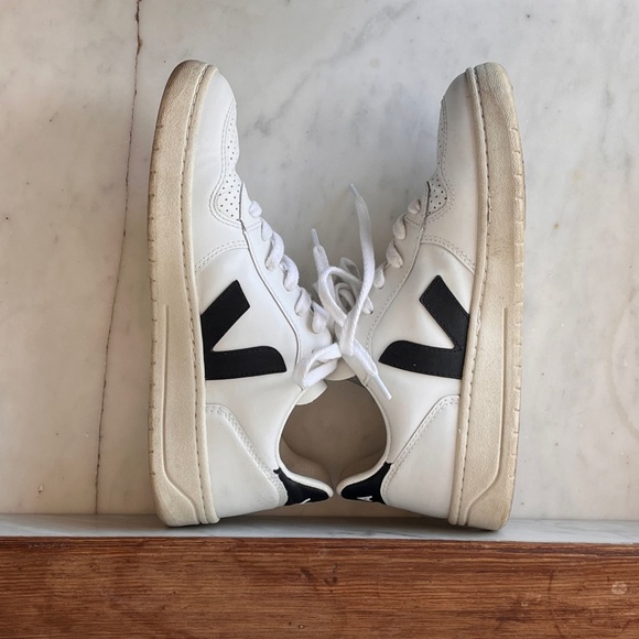 Veja V-10 in Extra White Leather Size 8 - Picture 4 of 9